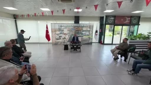 Sungurlu Belediye Başkanı Muhsin Dere basın toplantısında projeleri anlatıyor