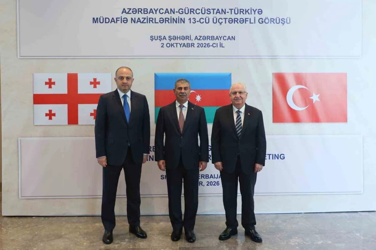 Gürcistan Başbakan Yardımcısı ve Savunma Bakanı Irakli Chikovani (Solda), Azerbaycan Savunma Bakanı Orgeneral Zakir Hasa