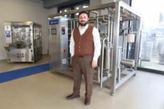 Süt üretim tesisinde modern makinelerle çalışan küçük işletme
