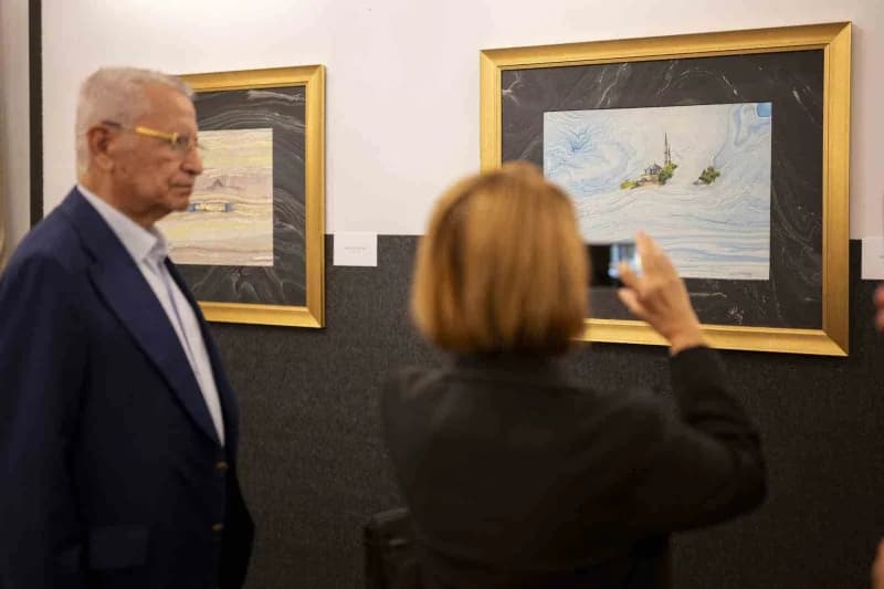 İstanbul’un tarihî ve Kültürel dokusunu ebrunun zamansız diliyle yorumlayan eserler, sanatseverleri kentin Hafızasında g