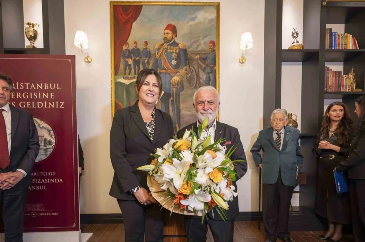 İstanbul’un tarihî ve Kültürel dokusunu ebrunun zamansız diliyle yorumlayan eserler, sanatseverleri kentin Hafızasında g