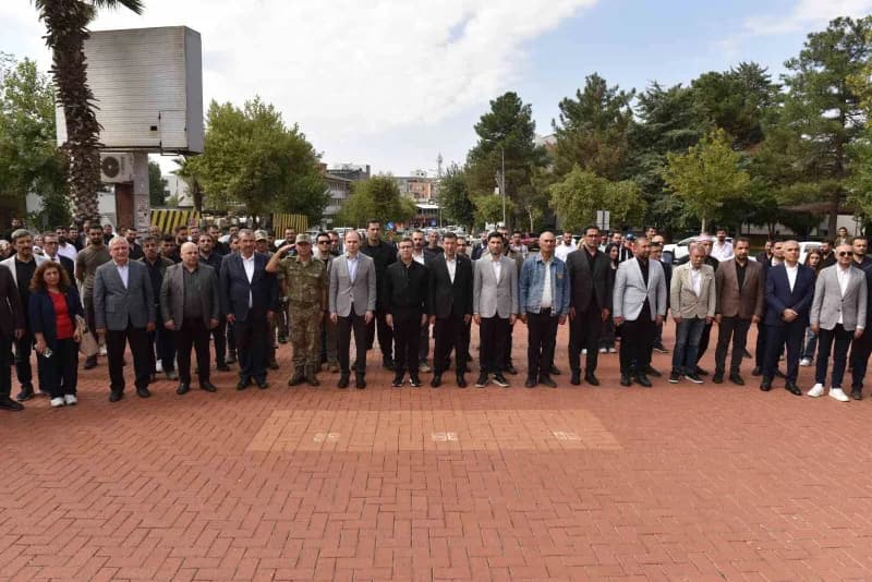 Festival kapsamında düzenlenen yürüyüş, Kanlıkuyu Meydanı'ndan başladı. Siverek Kaymakamı Salih Sak, Belediye Başkanı Al