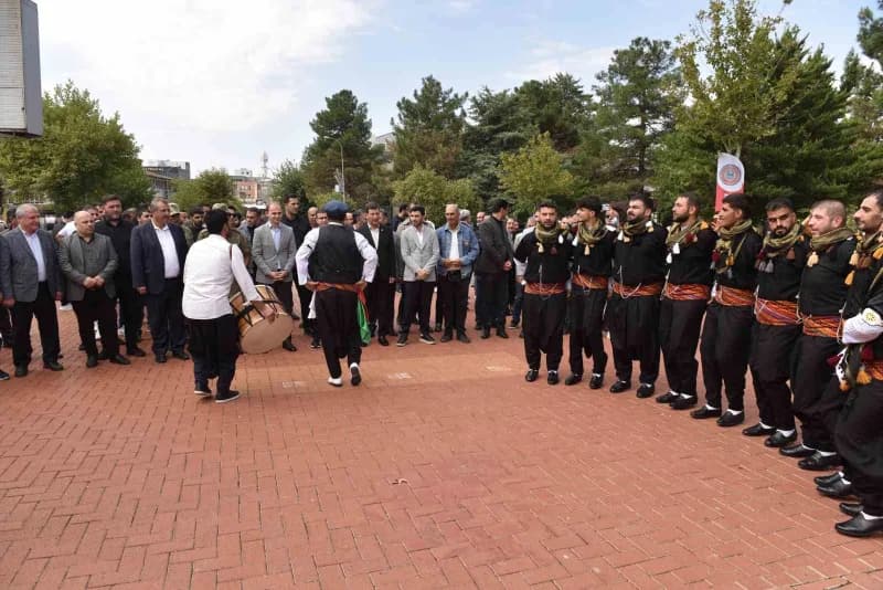 Saygı duruşu ve İstiklal Marşı'nın okunmasıyla başlayan festival açılış töreni halk oyunları gösterisiyle devam etti.