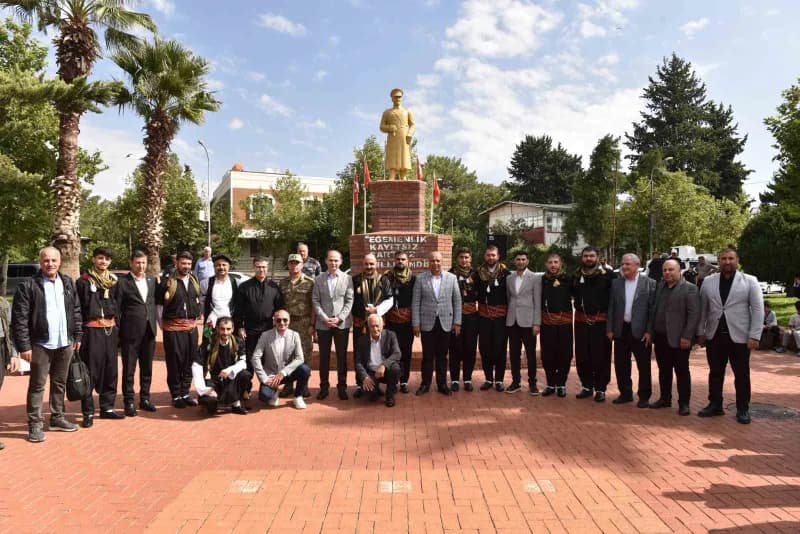 Festival kapsamında düzenlenen yürüyüş, Kanlıkuyu Meydanı'ndan başladı. Siverek Kaymakamı Salih Sak, Belediye Başkanı Al