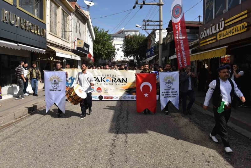 Siverek'te Ulusal Takoran Doğa ve Kültür Festivali kortej yürüyüşü sırasında katılımcılar Kanlıkuyu Meydanı'ndan Cumhuri