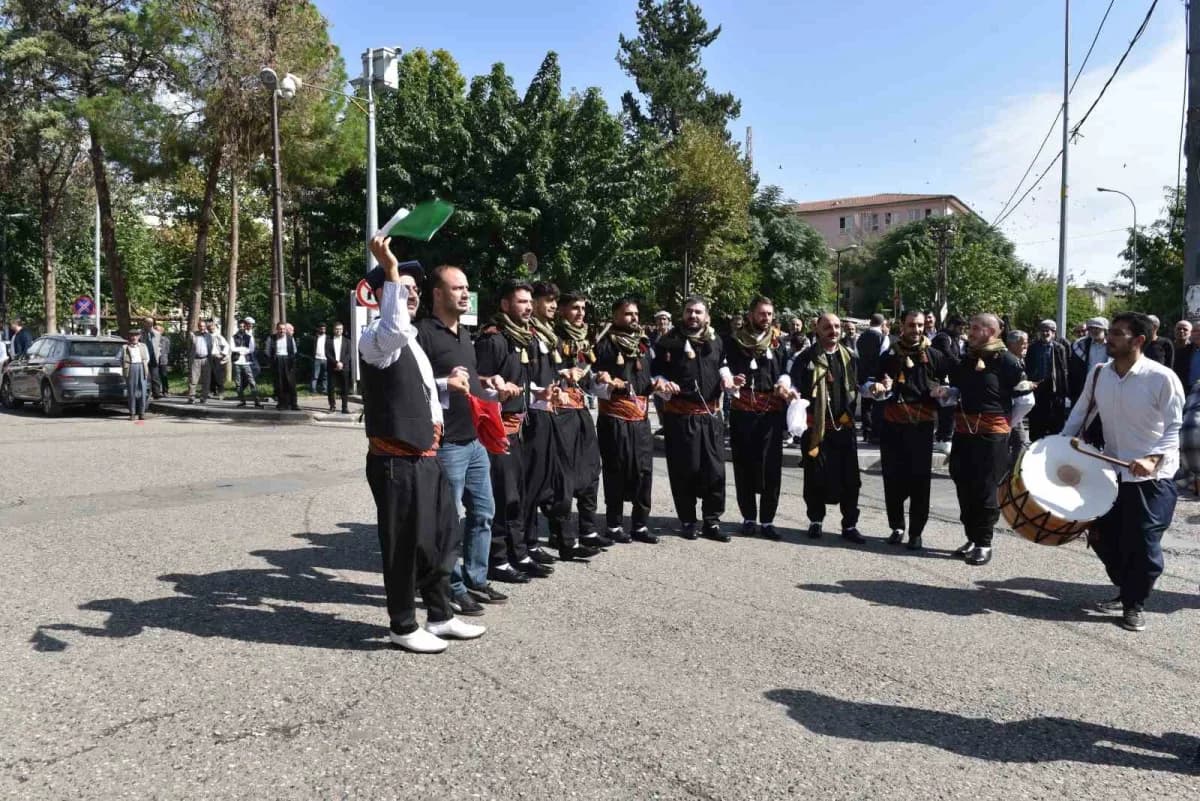 Saygı duruşu ve İstiklal Marşı'nın okunmasıyla başlayan festival açılış töreni halk oyunları gösterisiyle devam etti.