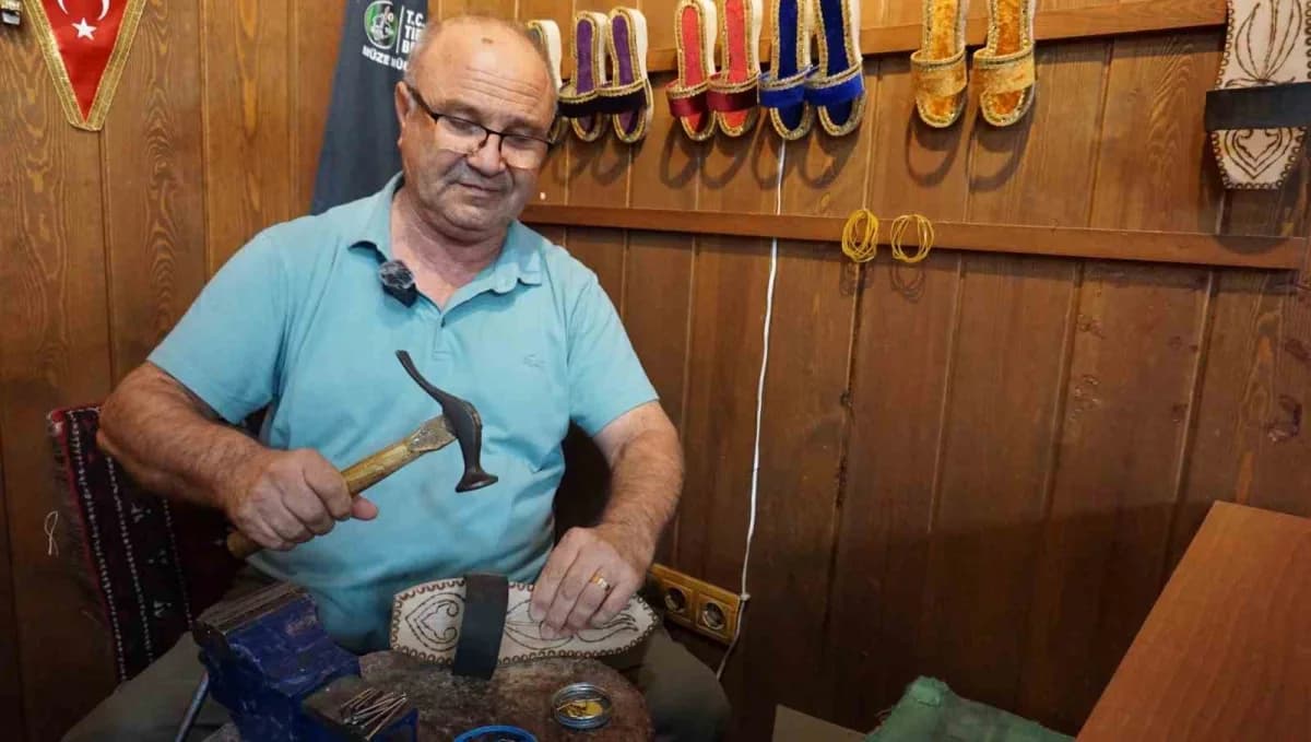 İzmir Tire'de takunya ustası Nihat Yakın geleneksel takunya yaparken