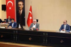 Talas Belediyesi meclis salonunda ekim ayı toplantısı yapılırken meclis üyeleri oturuyor