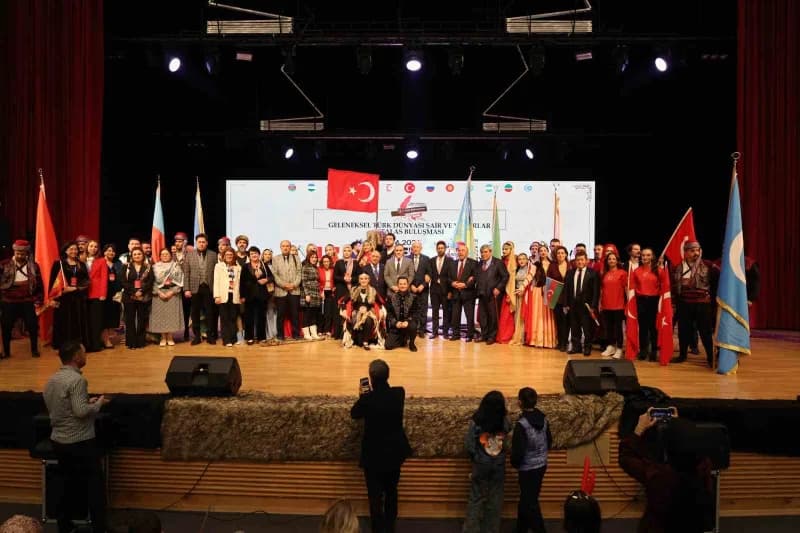 Talas Belediyesi'nin öncülüğünde bu yıl ikincisi düzenlenen Talas Türk Dünyası Şair ve Yazarlar Buluşması; Mehter marşla