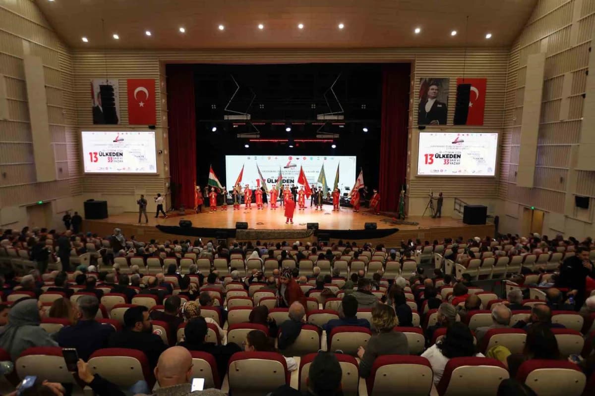 Talas Belediyesi'nin öncülüğünde bu yıl ikincisi düzenlenen Talas Türk Dünyası Şair ve Yazarlar Buluşması; Mehter marşla