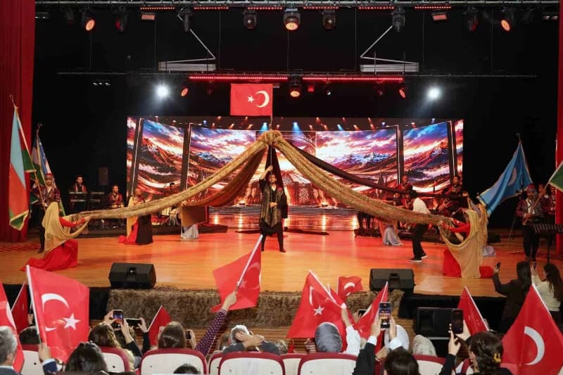 Talas Belediyesi'nin öncülüğünde bu yıl ikincisi düzenlenen Talas Türk Dünyası Şair ve Yazarlar Buluşması; Mehter marşla