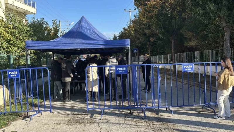 Bolu 3. Ağır Ceza Mahkemesi'nce görülen duruşma, geniş katılım nedeniyle yine Bolu Sosyal Bilimler Lisesi'nin spor salon