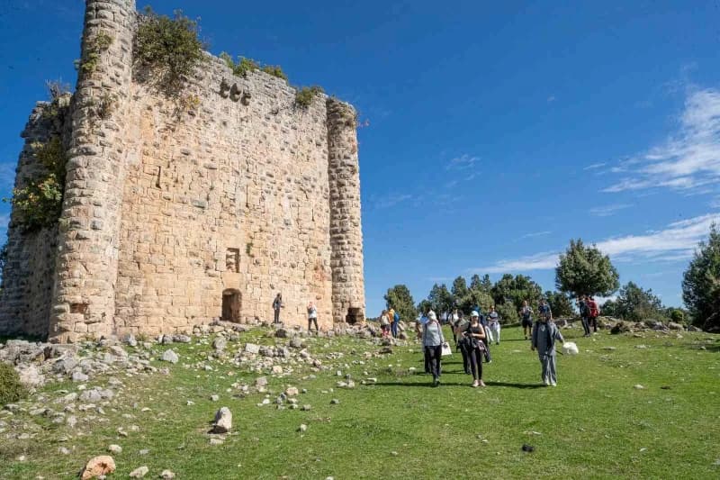 Mersin Büyükşehir Belediyesi tarafından düzenlenen Tarihi Kilikya Yolu yürüyüşünde 80 doğasever, Fak