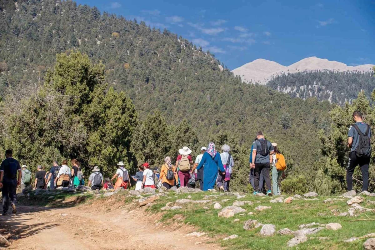 Mersin'de Tarihi Kilikya Yolu yürüyüşü sırasında doğaseverler Toroslar manzarasında yürüyüş yapıyor
