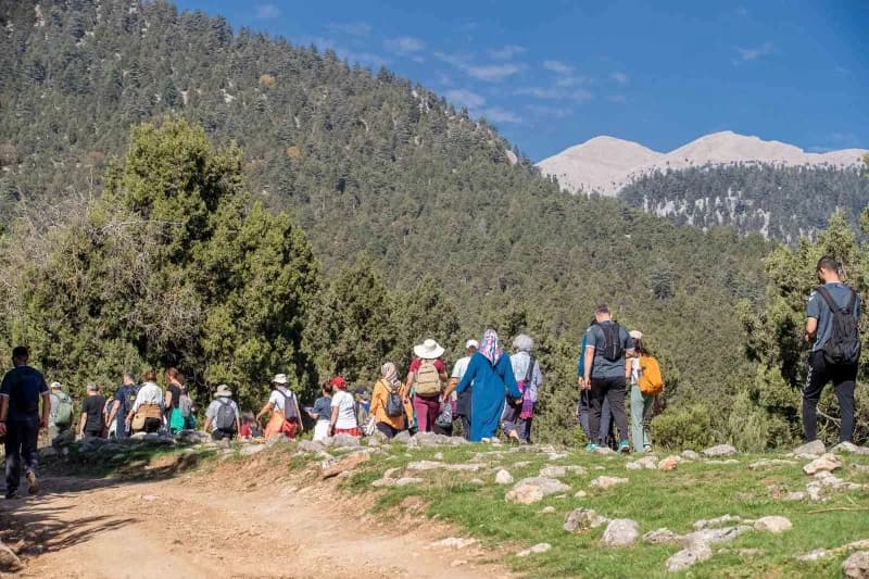 Mersin'de Tarihi Kilikya Yolu yürüyüşü sırasında doğaseverler Toroslar manzarasında yürüyüş yapıyor