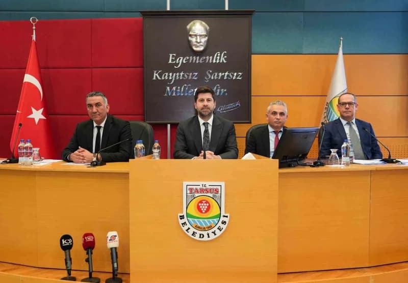 Tarsus Belediye Meclisi toplantısı sırasında Belediye Başkanı Ali Boltaç konuşma yapıyor