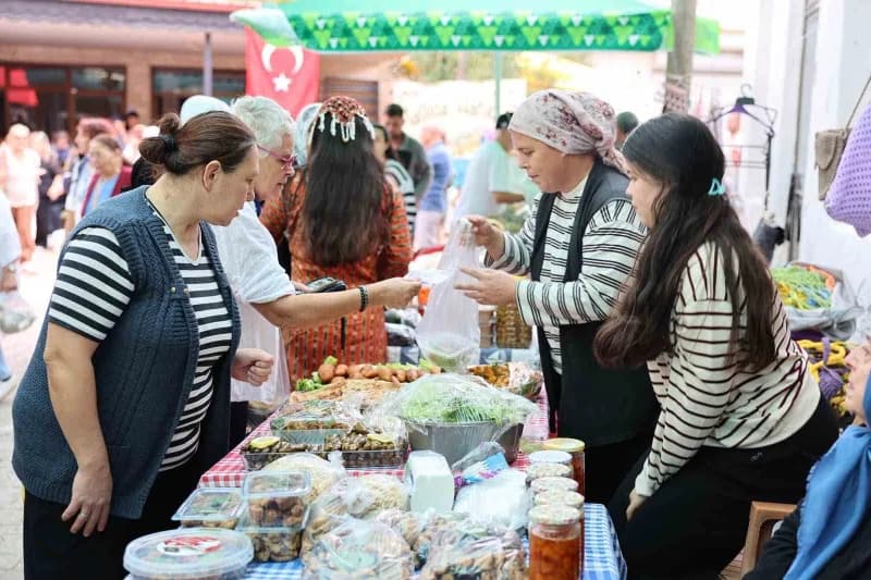 Marmaris’in kırsal Taşlıca Mahallesi, Deniz Ürünleri Festivali kapsamında düzenlenen Yerel Pazar Günü’nde yöresel lezzet