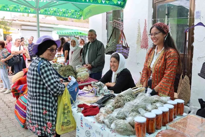 Marmaris’in kırsal Taşlıca Mahallesi, Deniz Ürünleri Festivali kapsamında düzenlenen Yerel Pazar Günü’nde yöresel lezzet