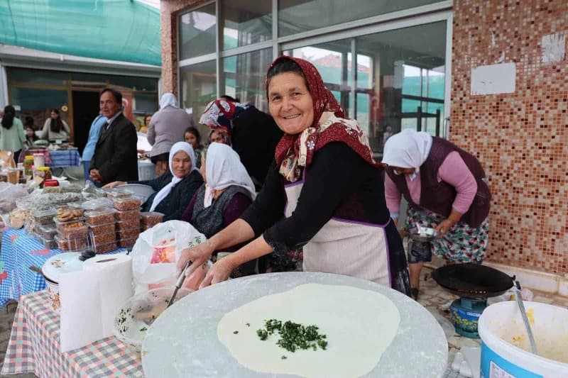 Marmaris’in kırsal Taşlıca Mahallesi, Deniz Ürünleri Festivali kapsamında düzenlenen Yerel Pazar Günü’nde yöresel lezzet