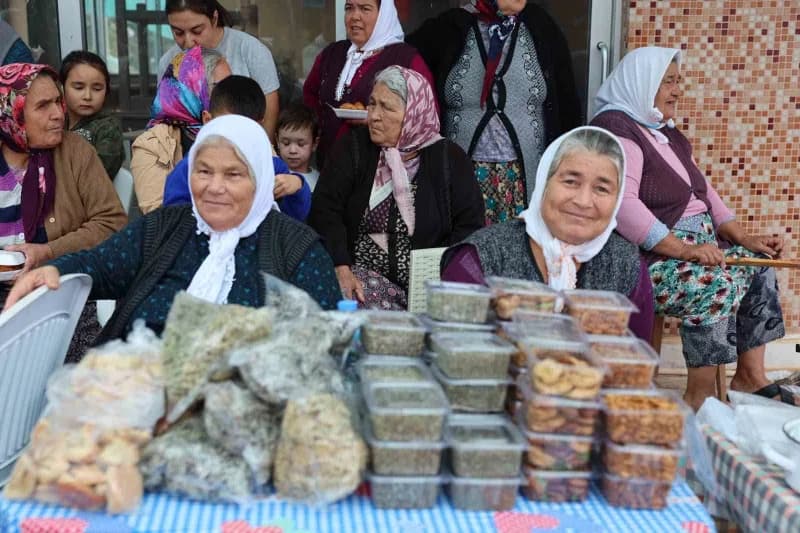 Marmaris’in kırsal Taşlıca Mahallesi, Deniz Ürünleri Festivali kapsamında düzenlenen Yerel Pazar Günü’nde yöresel lezzet