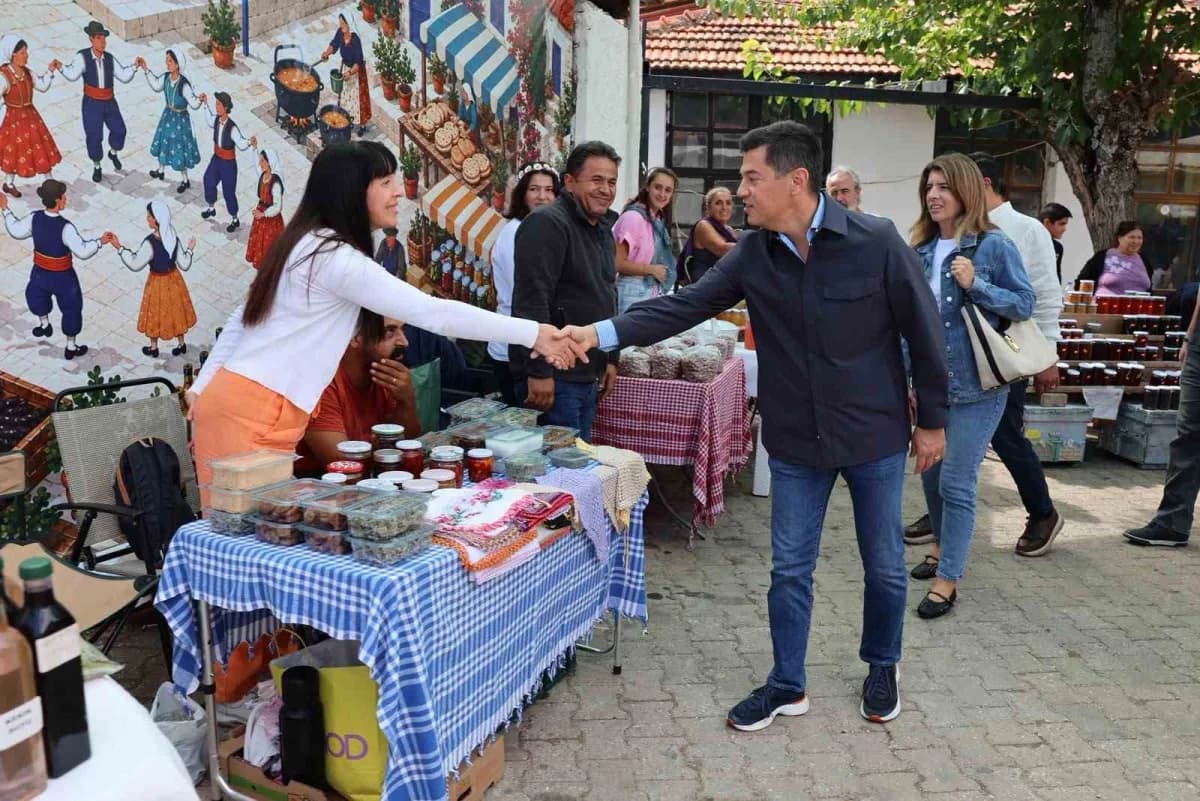 Marmaris’in kırsal Taşlıca Mahallesi, Deniz Ürünleri Festivali kapsamında düzenlenen Yerel Pazar Günü’nde yöresel lezzet