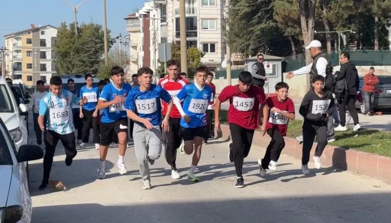 Tavşanlı’da gençlerin tarih temalı göğüs numaralarıyla Cumhuriyet koşusunda yarışması