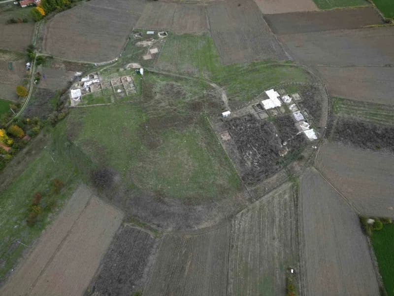 Kütahya Tavşanlı Höyük kazılarında bulunan 4 bin yıllık köpek pati izleri