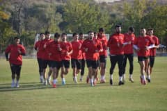 Tavşanlı Linyitspor Teknik Direktörü Caner Karuk antrenman öncesi açıklama yapıyor