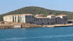 Balıkesir Ayvalık'taki Tavuk Adası'nın tarihi manastırı ve Ege Denizi manzarası