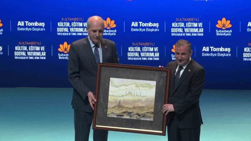 Türkiye Büyük Millet Meclisi Başkanı Numan Kurtulmuş (Solda), Sultanbeyli Belediye Başkanı ali topba