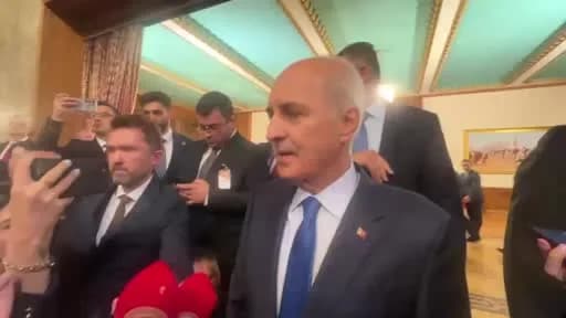 TBMM Başkanı Numan Kurtulmuş basın mensuplarına açıklama yaparken