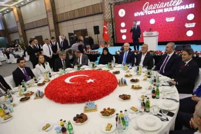 TBMM Başkanı Numan Kurtulmuş Gaziantep'te sivil toplum buluşmasında konuşma yaparken