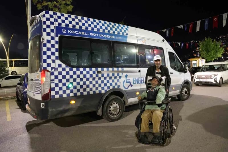 Bilgisayarını tek parmağıyla kullanarak 27 Kitap yazan yüzde 98 engelli Erdal Yalçın, eserlerini 16. Uluslararası Kocael