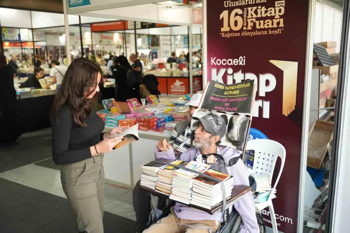 Bilgisayarını tek parmağıyla kullanarak 27 Kitap yazan yüzde 98 engelli Erdal Yalçın, eserlerini 16. Uluslararası Kocael