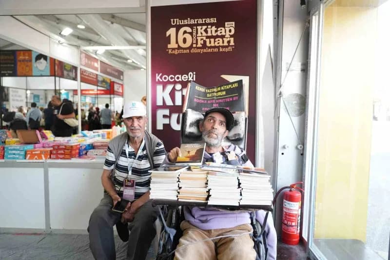 Bilgisayarını tek parmağıyla kullanarak 27 Kitap yazan yüzde 98 engelli Erdal Yalçın, eserlerini 16. Uluslararası Kocael