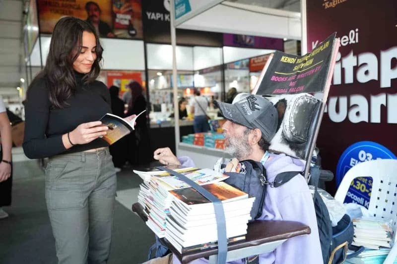 Bilgisayarını tek parmağıyla kullanarak 27 Kitap yazan yüzde 98 engelli Erdal Yalçın, eserlerini 16. Uluslararası Kocael