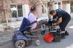 Muğla Büyükşehir Belediyesi mobil tekerlekli sandalye tamir aracı ve teknik ekip çalışması