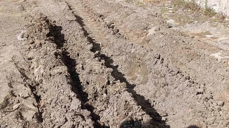 Tekirdağ Süleymanpaşa Altınova Mahallesi’nde çamurlu ve bozuk yolun önünde pankart asan mahalle sakinleri