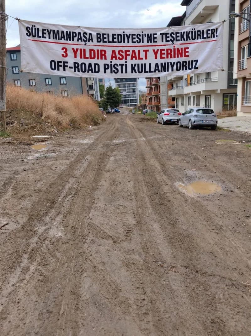 Tekirdağ’ın Süleymanpaşa ilçesinde vatandaşlar, yaklaşık 3 yıldır çözülmediğini belirttikleri yol sorununa pankartlı tep