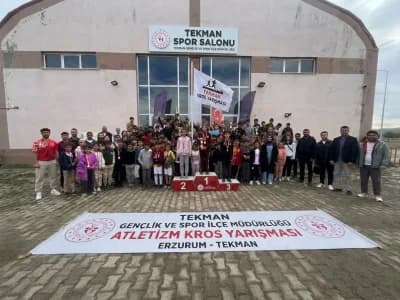 Tekman’da okullar arası yarışmalarda dereceye giren öğrenciler ödül töreninde