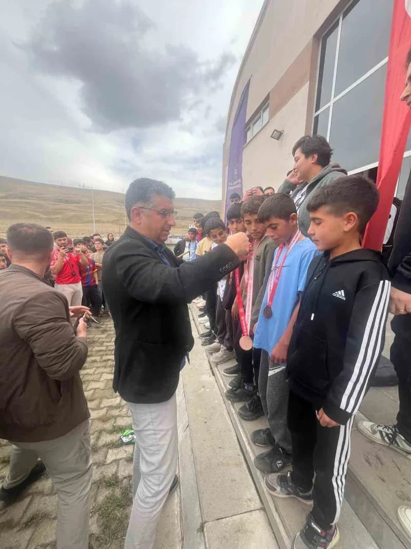 Tekman’da Gençlik ve Spor İlçe Müdürlüğü tarafından, İlçe Millî Eğitim Müdürlüğü iş birliğiyle düzenlenen okullar arası