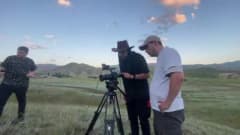 Erzurum’da drone ile sürüsünü yöneten çobanın yaşamını anlatan Tekno Çoban belgeselinden bir sahne