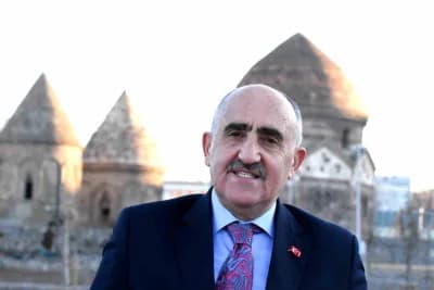 Erzurum Kent Konseyi Başkanı Hüseyin Tanfer basın açıklaması yaparken
