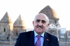 Erzurum Kent Konseyi Başkanı Hüseyin Tanfer basın açıklaması yaparken