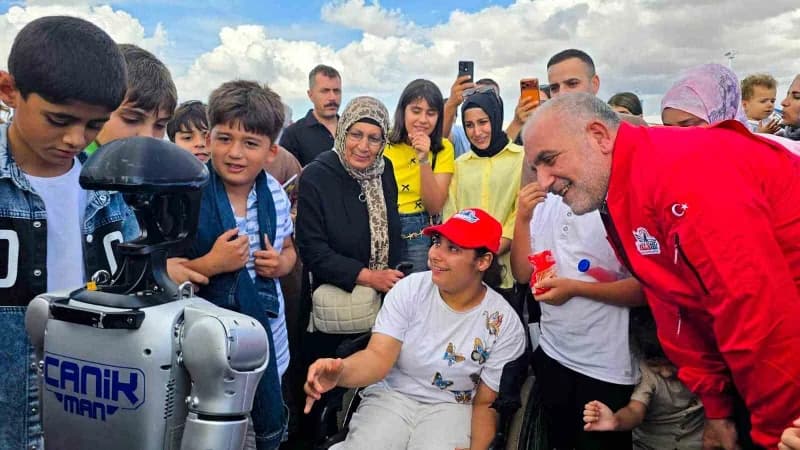 Canik Belediyesi Özdemir Bayraktar Keşif Kampüsü atölyelerinde gençlerle ve ziyaretçilerle buluşan Başkan Sandıkçı, genç