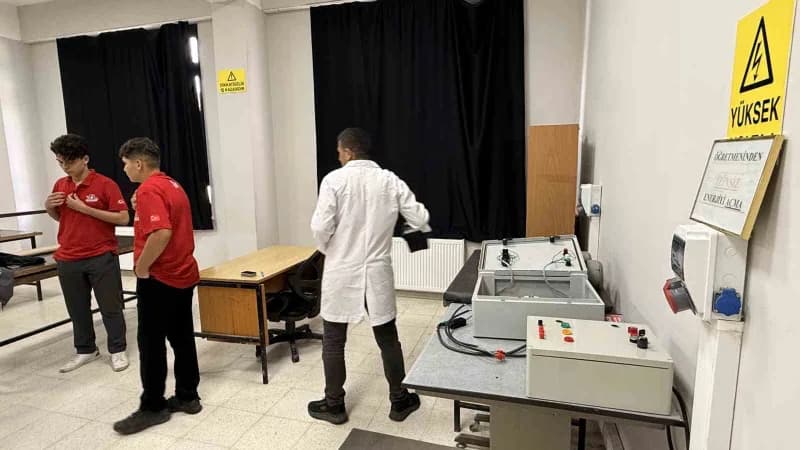Sakarya’nın Kaynarca ilçesindeki Seyfettin Selim Mesleki ve Teknik Anadolu Lisesi öğrencileri, rakiplerinin çalıştıramad