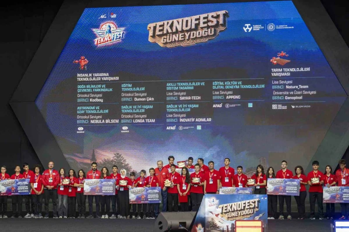 TEKNOFEST Güneydoğu ödül töreninde Cumhurbaşkanı Erdoğan ve katılımcılar sahnede