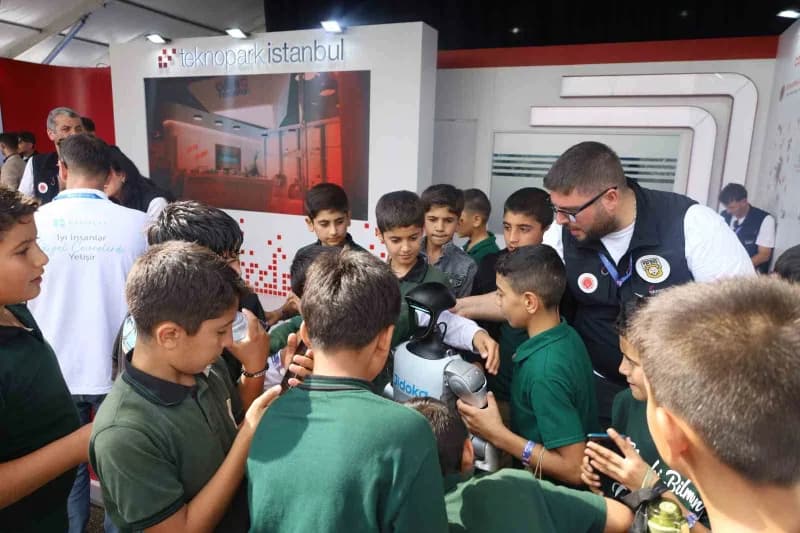 TEKNOFEST Güneydoğu festivalinde Teknopark İstanbul tarafından sergilenen insansı robot, vatandaşların yoğun ilgisiyle k