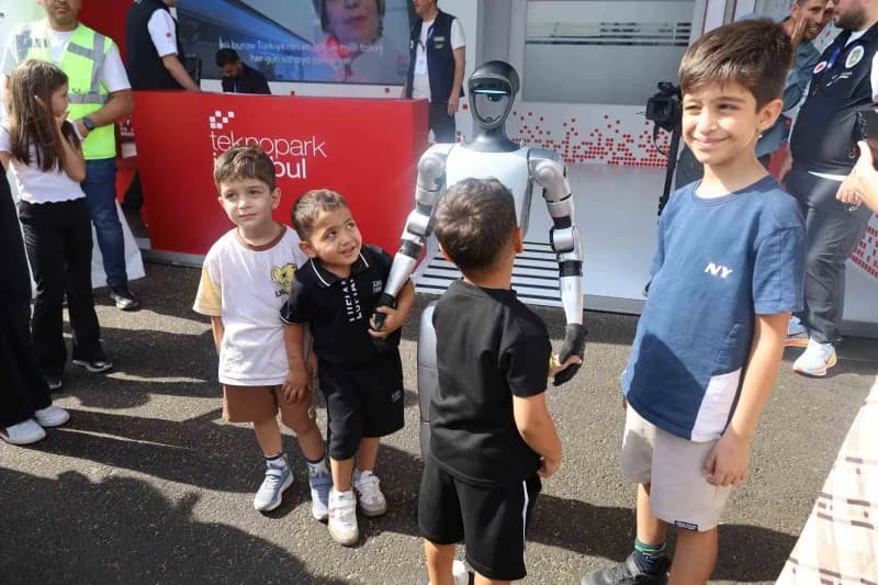 TEKNOFEST Güneydoğu festivalinde Teknopark İstanbul tarafından sergilenen insansı robot, vatandaşların yoğun ilgisiyle k