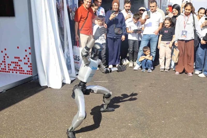 TEKNOFEST Güneydoğu festivalinde Teknopark İstanbul tarafından sergilenen insansı robot, vatandaşların yoğun ilgisiyle k